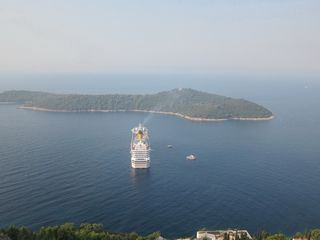 D11_01-01-02_The big cruise seen yesterday (Dubrovnik, Croatia)