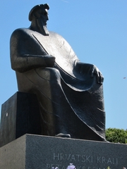 D07_01-03-02_A statue of Petar Kresimir IV by famous sculptor Ivan Mestrovic in the yard of the church (Sibenik, Croatia)