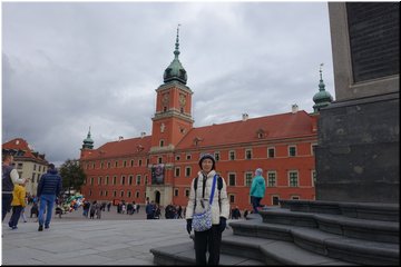 D03-07-01_In front of the Royal Castle in the Castle Square, Warsaw.jpg