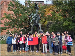 D05-06-02_Our group in front  of Wawel Dragon.jpg
