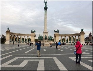D09-13-02_Heroes' Square --- central area Millennium Monument.jpg