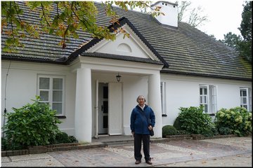 D02_02_01-In front of Chopin's house near Warsaw.jpg
