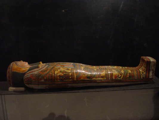 Egypt 2004---D04-07-11 A mummy cover containing a woman  (about 1000 BC) in Luxor Museum.jpg