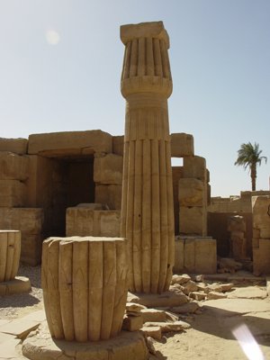 Egypt 2004---D05-01-07 A papyrus-style pillar in Karnak Temple in Luxor.jpg