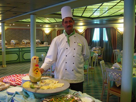 Egypt 2004---D08-01-01 A chef with his artwork (taken during breakfast on the ship).jpg