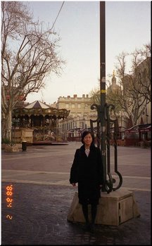 04-01-04-06 Mamma in front of a Merry-go-around in the Place of Horloge.jpg