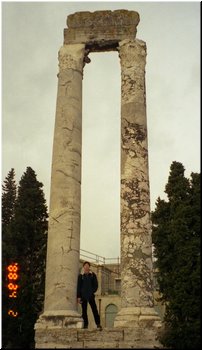 04-02-04-01 Hsin-Mu on the so-called two-widows in the theater ruin of Arles, France.jpg