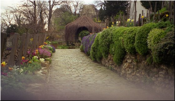 04-06-02b-07 A pretty private garden near Agile Rabbit House in Montmartre, Paris, France.jpg