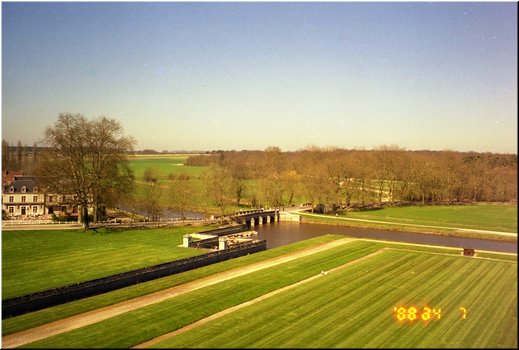 04-07-01-04 A river flows through the field.jpg
