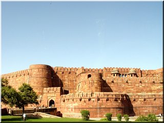 01 Exterior view of Agra Fort.jpg