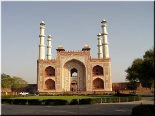 01 The tomb is 10 km at Sikandra from Agra.jpg