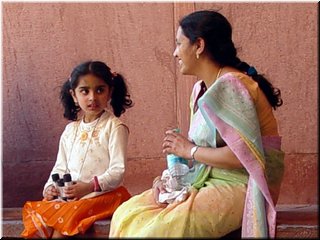 04 A girl with mama in Agra Fort.jpg