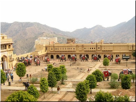 Day 4 --- 02-02 Amber Fort near Jaipur (elephants for rent) (taken by Meimei).jpg