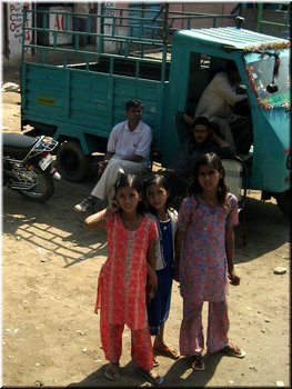 Special topics --- 01-04 Indian people (three pretty girls).jpg