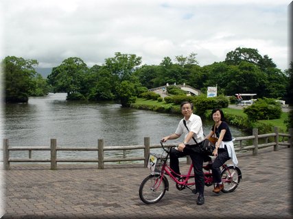 02-02-02-007 Papa riding a 2-seated bicycle with Mamma at Onuma Park.jpg