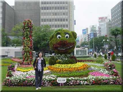 03-04-10 The flower fields were designed and maintained by flower suppliers.JPG