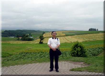 04-03-02-01 Papa in front of a picturesque countryside around Shinei Hill.jpg