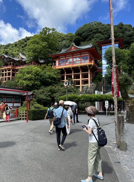 Japan 2024---02-04-04_The middle yard of Yutoku Inari Shrine.jpg