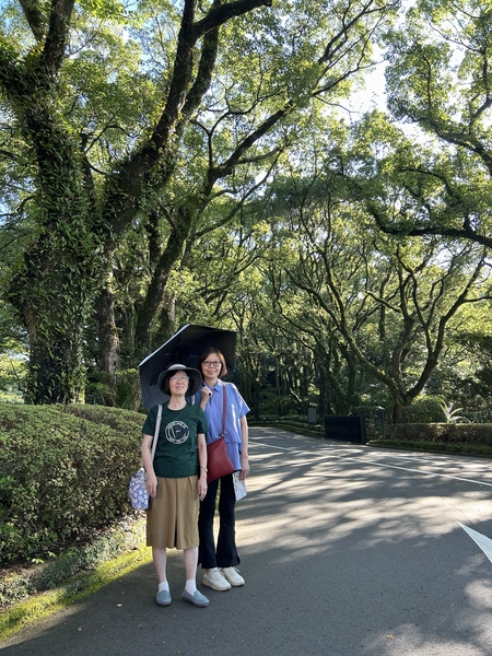 Japan 2024---04-01-04_My wife Chih-Hua took a leisurely walk with her nephew in Shiroyama Park.jpg