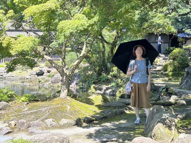 Japan 2024---04-04-07_A shot of Chih-Hua holding an umbrella to protect shunshine in Senganen.jpg