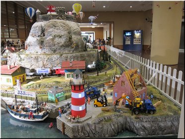 04-04B-01_Huge toy transportaion landscape in the hotel.JPG