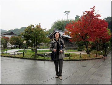 05-01B-01_A pretty garden in the temple.JPG