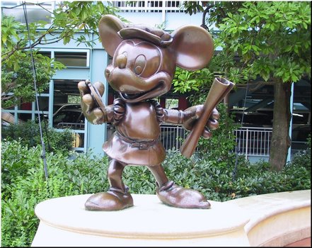 37 Disney Sea -- Mickey welcoming people at the entrance.jpg