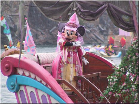 47 Disney Sea -- Minnie in a parade on water.jpg