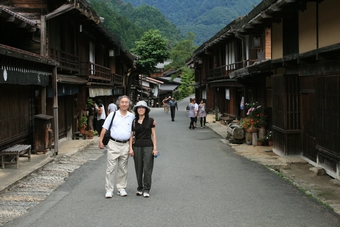 02-02-06 Tsumago old street - papa and mamma