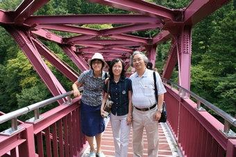 04-04-04 Pretty bridge at the entrance of Okunohosomichi