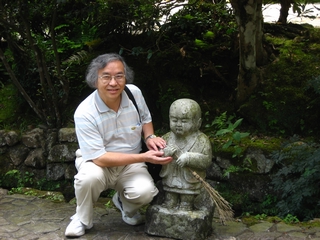 04-06-04 With a stone monk in Natadera Temple 2