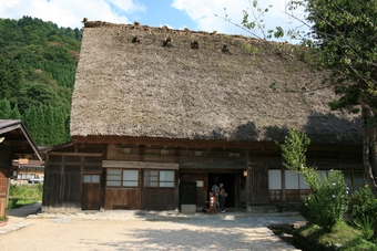 05-10-03 Visiting a Gassho-zukuri house - the exterior look