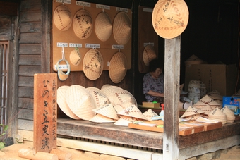 02-02-07 Tsumago old street - a hat shop