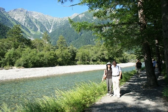 02-04-05 Kamikochi (Upper Highland) in Middle Mountain National Park - papa and mamma
