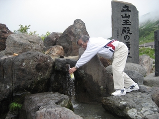 03-08-02 Murodo in Tateyama Korobe Alps route - getting water into a bottle