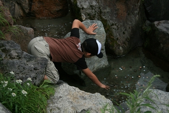 03-08-05 Murodo in Tateyama Korobe Alps route - trying to get wish coins