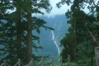 03-09-01 Shomyodaki Falls seen on bus to Bijodaira