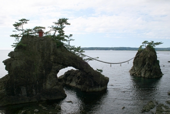 04-09-01 Hatagoiwa Rocks in Noto Peninsula