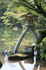 05-04-01 Most famous Japanese-style stone lantern in Kenroku-en Garden