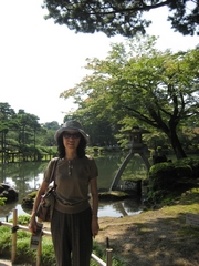 05-04-02 Most famous Japanese-style stone lantern in Kenroku-en Garden