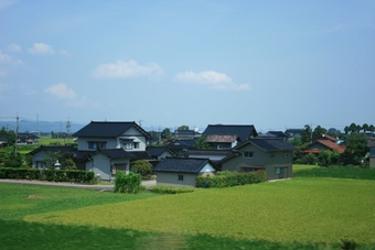 05-06-01 Typical Japanese house seen on way to Shiragawa-go