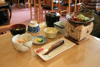 05-07-01 Local-flavor lunch at Shiraogi Restaurant