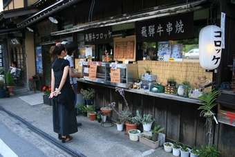 05-09-06 Buying famous barbecued beef on skewers 