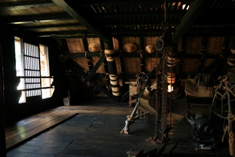 05-10-03 Visiting a Gassho-zukuri house - upper stage as storeroom