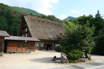 05-10-06 Visiting a Gassho-zukuri house - a third exterior look