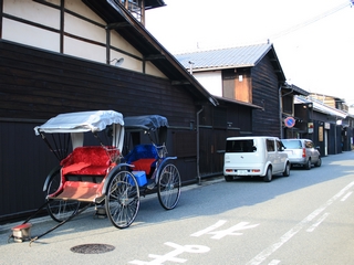 05-11-05 Strolling in Sanmachi old street in Takayama - a tricycle