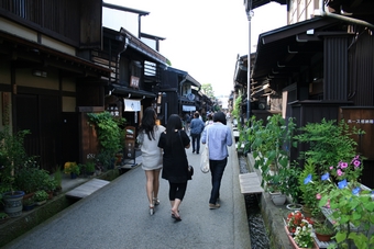05-11-09 Strolling in Sanmachi old street in Takayama- one more street scene
