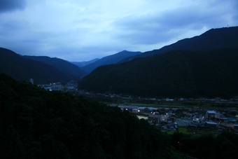 05-12-05  Night scene of Gero City