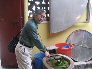 Day 4--- 01-05 (WH-13) A-Ma Temple - pray blessing by water