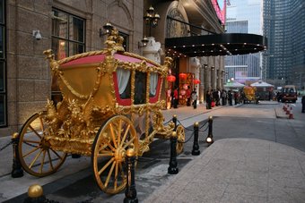 Day 4--- 14-01 Back to Grand Lisbon for buffet dinner - a carriage seen along way